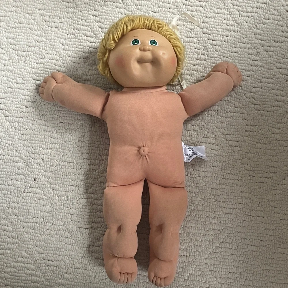 Vintage Cabbage Patch Doll with original dress signed 1985 bib some stains - Picture 5 of 15
